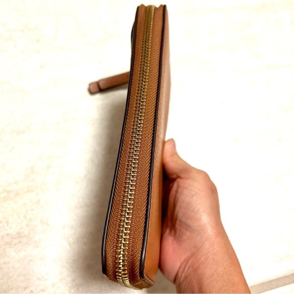 Marc Jacobs Large pebbled leather Smoked Almond Continental Zip Around Wallet - Picture 8 of 11